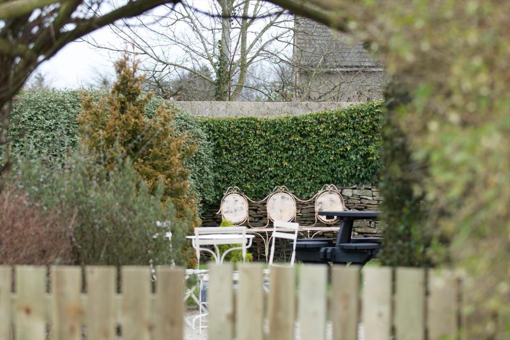 The Kings Arms Hotel Didmarton Exterior foto